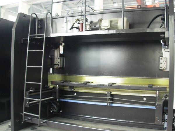 सीएनसी सर्वो ड्राइव हाइड्रोलिक प्रेस 250T बल भारी अग्रानुक्रम प्रेस ब्रेक उपकरण