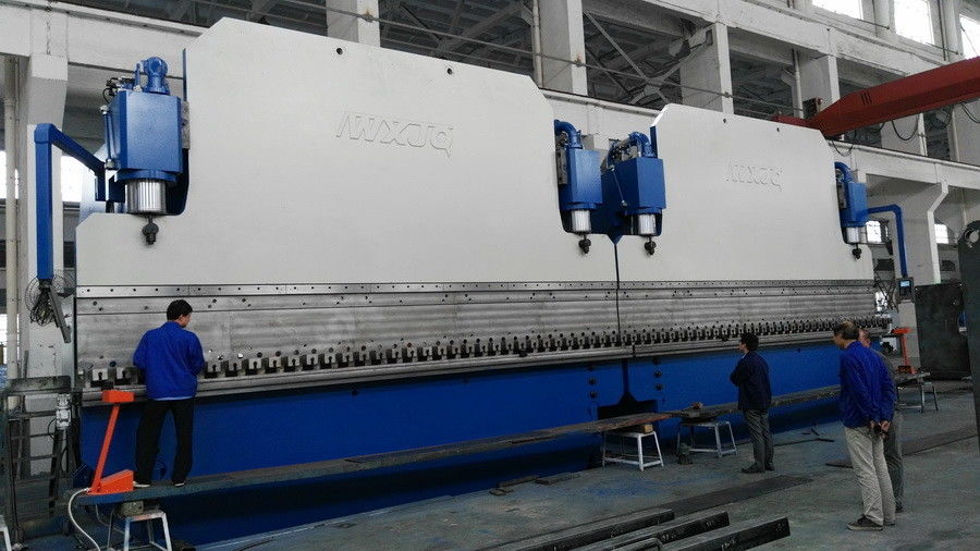 650 टन सिंक्रो अर्ध स्वचालित मस्त पोल सीएनसी अग्रानुक्रम प्रेस ब्रेक निर्माता