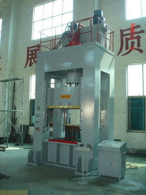 स्वचालित 4 कॉलम प्रकार हाइड्रोलिक प्रेस मशीन 315 टन पीएलसी नियंत्रण