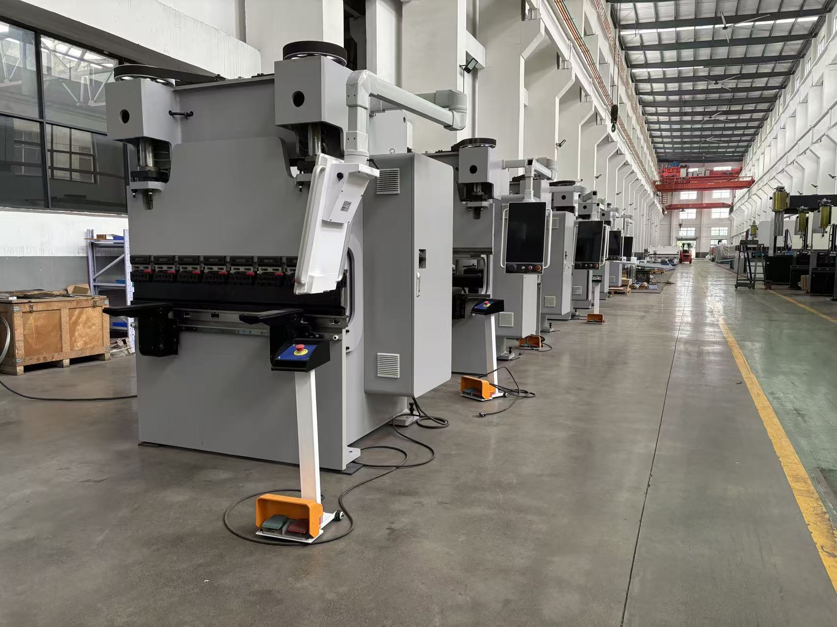 नवीनतम कंपनी ब्लॉग के बारे में What Press Brake Tooling Should You Choose for Stainless Steel, Carbon Steel and Aluminum Bending?