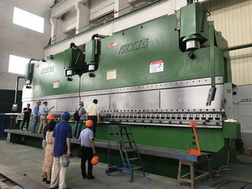1200 टन एलवीडी सीएनसी टैंडेम प्रेस ब्रेक मशीन 100- 3000 टन टेबल लंबाई 2 - 12 मीटर