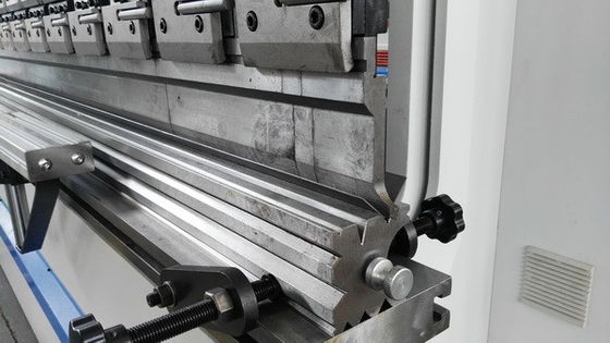 खरीदें उच्च शक्ति 30 डिग्री तेज पंचिंग 125T प्रेस ब्रेक टूल 42CrMo सामग्री फोर्जिंग online manufacture