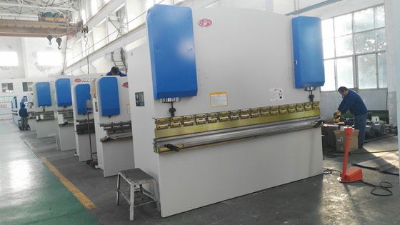 7.5KW मोटर पावर पीएलसी नियंत्रण शीट धातु प्रेस ब्रेक के साथ 100-400T दबाव के लिए भारी शुल्क धातु झुकने